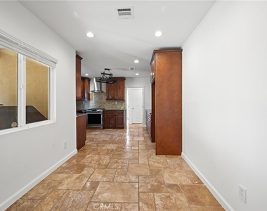 13510 Kittridge Street - Photo Thumbnail 10