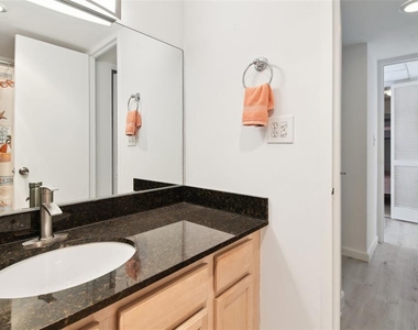 880 Mandalay Avenue - Photo Thumbnail 9