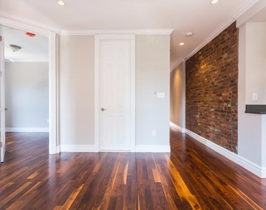 1590 Lexington Avenue - Photo Thumbnail 1