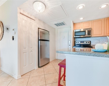 880 Mandalay Avenue - Photo Thumbnail 7