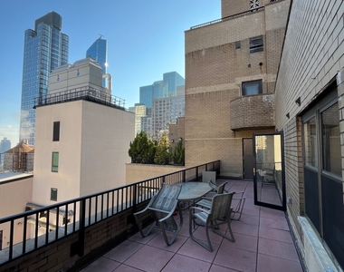 301 East 47th Street - Photo Thumbnail 4