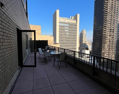 301 East 47th Street - Photo Thumbnail 3