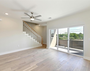 2827 Manor Rd - Photo Thumbnail 2