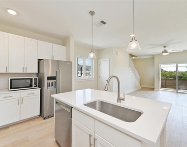 2827 Manor Rd - Photo Thumbnail 7
