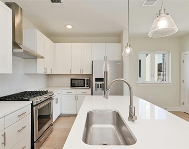 2827 Manor Rd - Photo Thumbnail 9