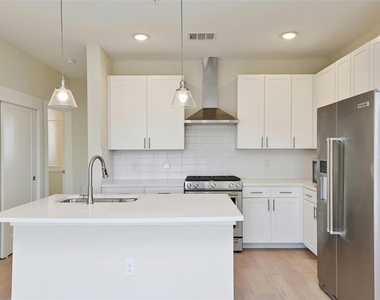 2827 Manor Rd - Photo Thumbnail 6