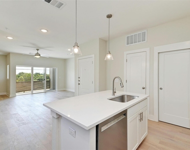 2827 Manor Rd - Photo Thumbnail 8