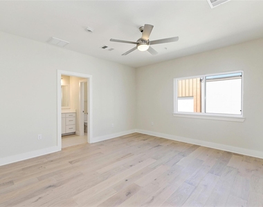 2827 Manor Rd - Photo Thumbnail 17