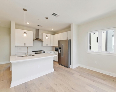 2827 Manor Rd - Photo Thumbnail 4