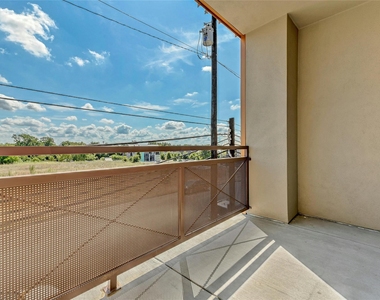 2827 Manor Rd - Photo Thumbnail 10