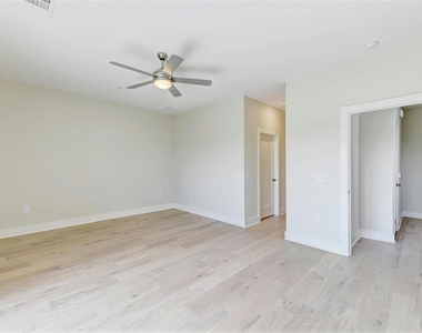 2827 Manor Rd - Photo Thumbnail 12
