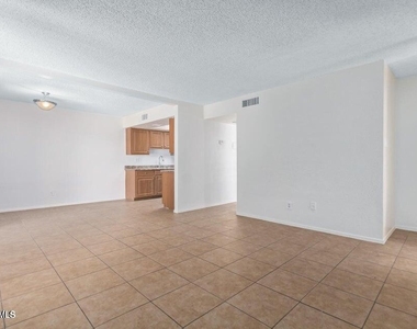 3810 N Maryvale Parkway - Photo Thumbnail 4