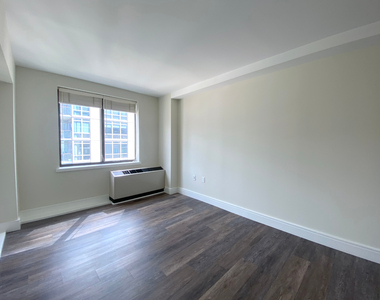 East 91st Street - Photo Thumbnail 3