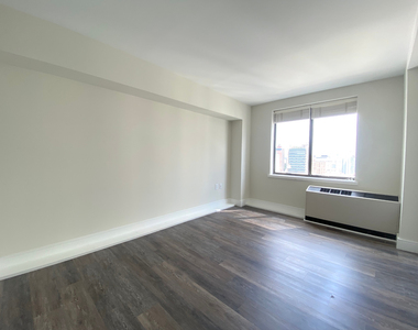East 91st Street - Photo Thumbnail 2