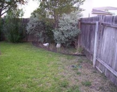 1823 Brentwood Dr - Photo Thumbnail 10