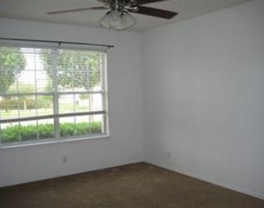 1823 Brentwood Dr - Photo Thumbnail 4