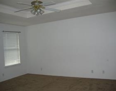 1823 Brentwood Dr - Photo Thumbnail 3