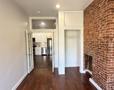 Bedford Avenue (Sterling Pl / St Johns Pl) - Photo Thumbnail 16