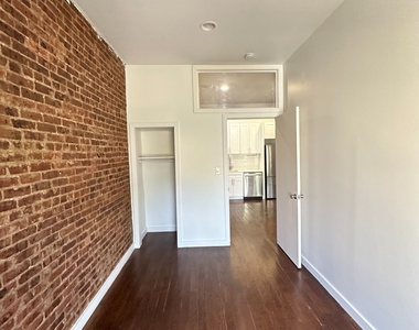 Bedford Avenue (Sterling Pl / St Johns Pl) - Photo Thumbnail 14