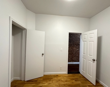 Bedford Avenue (Sterling Pl / St Johns Pl) - Photo Thumbnail 5