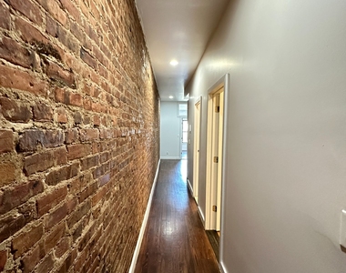 Bedford Avenue (Sterling Pl / St Johns Pl) - Photo Thumbnail 6