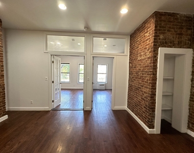 Bedford Avenue (Sterling Pl / St Johns Pl) - Photo Thumbnail 12