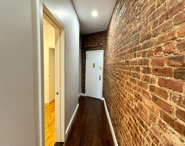 Bedford Avenue (Sterling Pl / St Johns Pl) - Photo Thumbnail 1