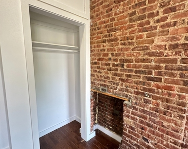 Bedford Avenue (Sterling Pl / St Johns Pl) - Photo Thumbnail 17