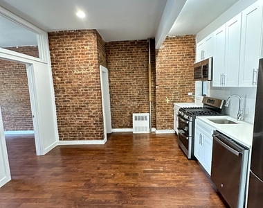 Bedford Avenue (Sterling Pl / St Johns Pl) - Photo Thumbnail 10