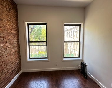 Bedford Avenue (Sterling Pl / St Johns Pl) - Photo Thumbnail 15