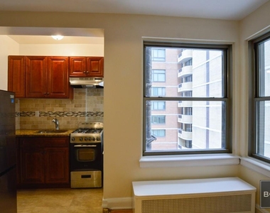 301 East 38th Street - Photo Thumbnail 3