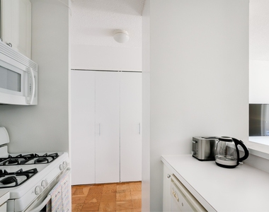 230 West West 55th Street - Photo Thumbnail 8