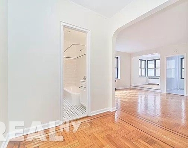 East 24th Street - Photo Thumbnail 4