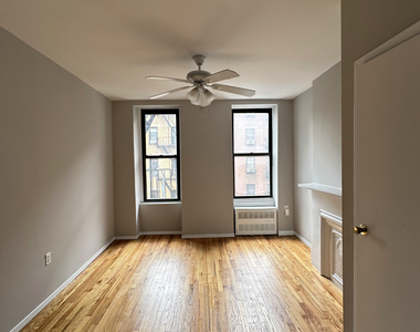 East 28th Street (Between 2nd Ave & 3rd Ave) - Photo Thumbnail 4