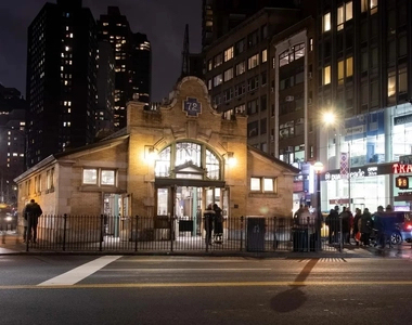 Lincoln Square  - Photo Thumbnail 5
