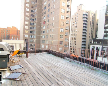 East 18 Street - Photo Thumbnail 3