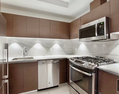 East 58 Street - Photo Thumbnail 2