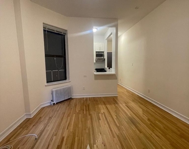 East 83rd Street - Photo Thumbnail 5