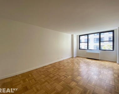 E 49th St - Photo Thumbnail 1