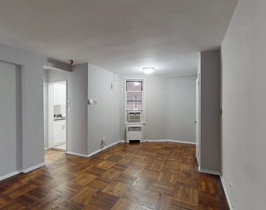 East 58th Street - Photo Thumbnail 4