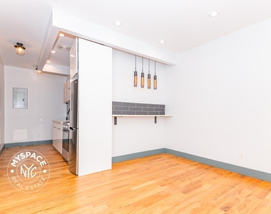 237 Montrose Ave - Photo Thumbnail 4