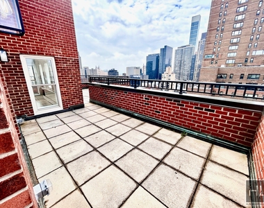 E 65th St - Photo Thumbnail 18