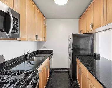 360 East 57th Street - Photo Thumbnail 6