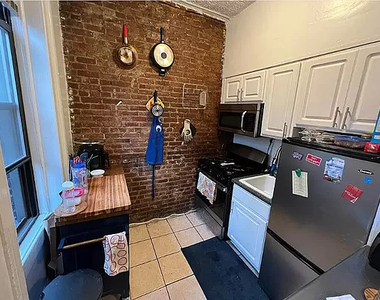 370 West 46th Street - Photo Thumbnail 4