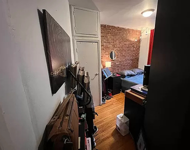370 West 46th Street - Photo Thumbnail 5