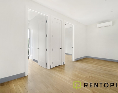 209 Montrose Avenue - Photo Thumbnail 3