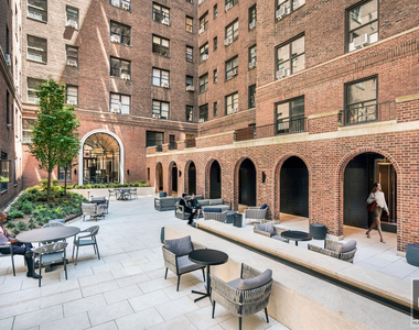 East 48th Street - Photo Thumbnail 9
