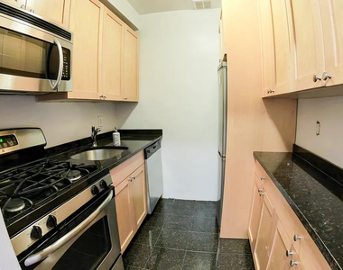 East 67 Street - Photo Thumbnail 4
