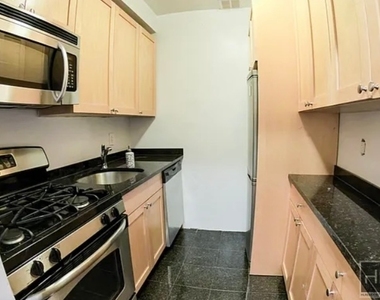 East 67 Street - Photo Thumbnail 3