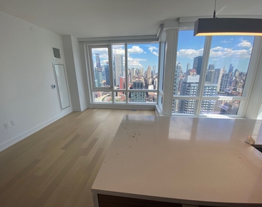 West 38th Street - Photo Thumbnail 7